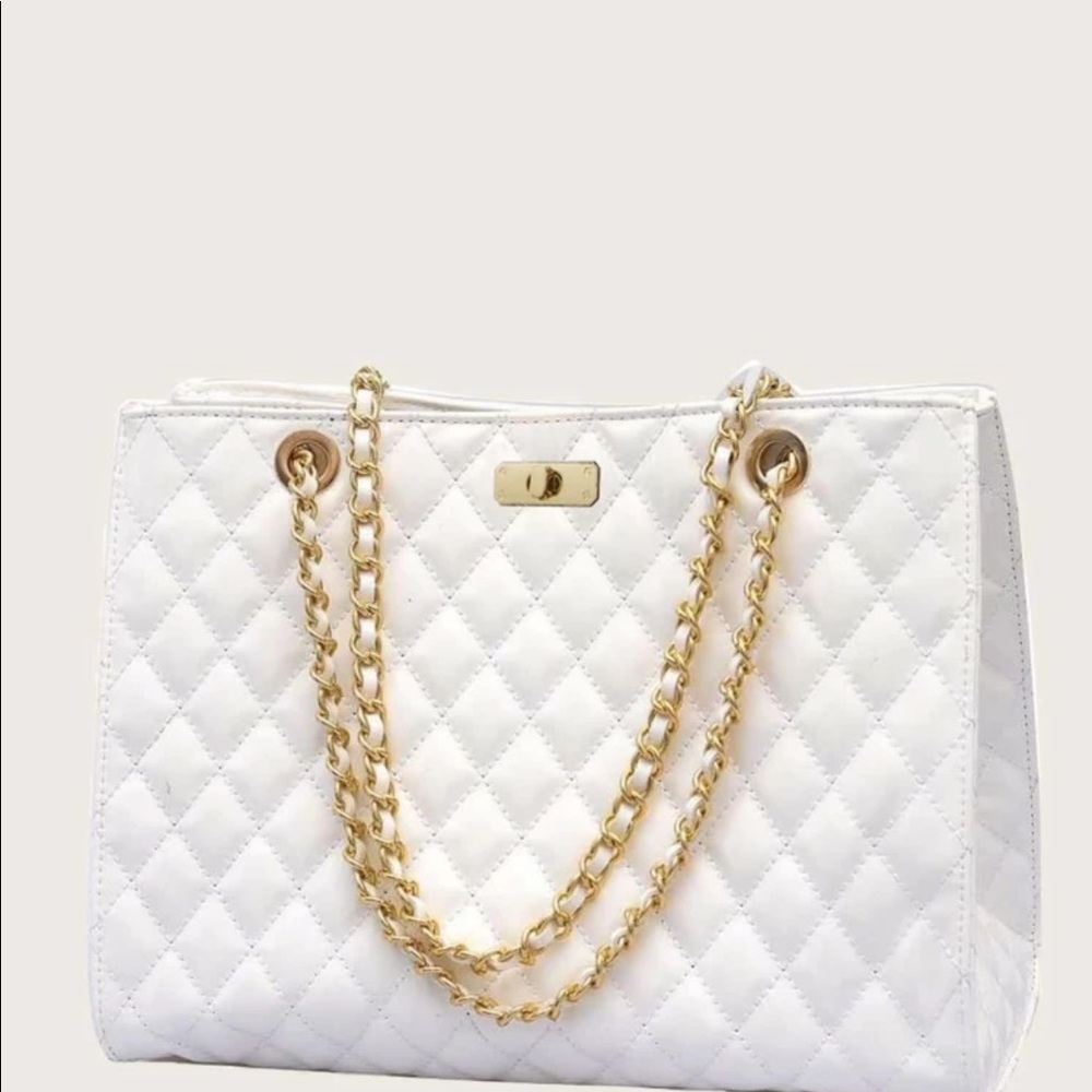 Random twist lock quilted chain bag